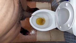 Authoritative Pissing Porn&period; Gilded Shower Peeing